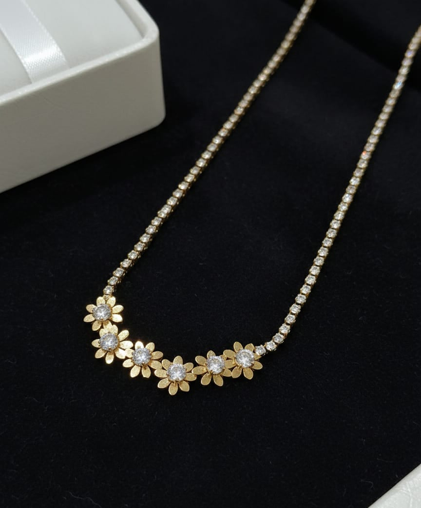 Elegant Gold Floral Anti-Tarnish Necklace for Women – Crystal Flower Pendant Chain