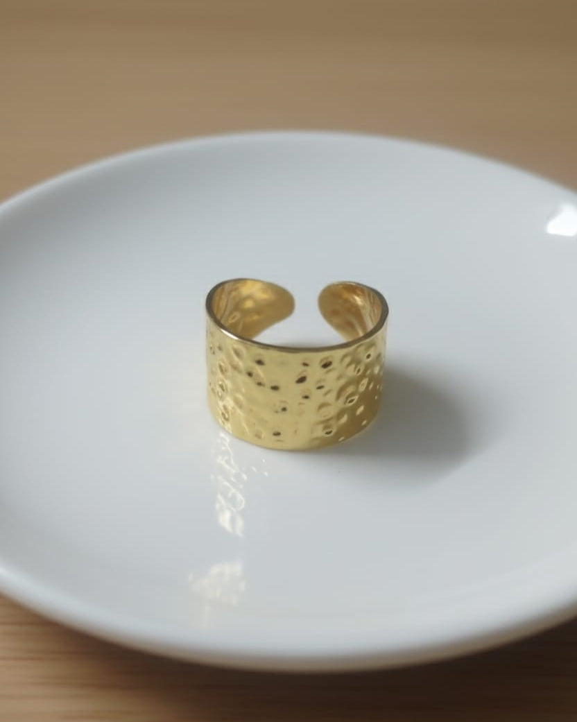 The Aura Hammered Gold Band