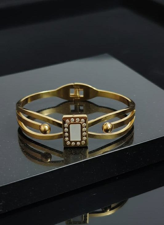 Gold Finish Geometric Center Bracelet